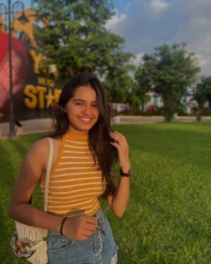 Mahi Singh Instagram - When there’s perfect sunlight to click the photoss!!☀️💛🌻
.
.
#photo #photooftheday #sunlight #goldenhour #instalove #smile #explore #newpost #portraitphotography #mahisinghviofficial