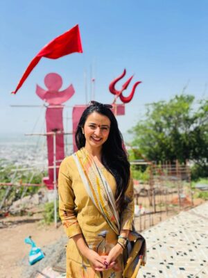 Mahima Makwana Instagram - Ticking off my mandatory ritual at chotila temple before kicking off my next. 🎬🙏🏻✨