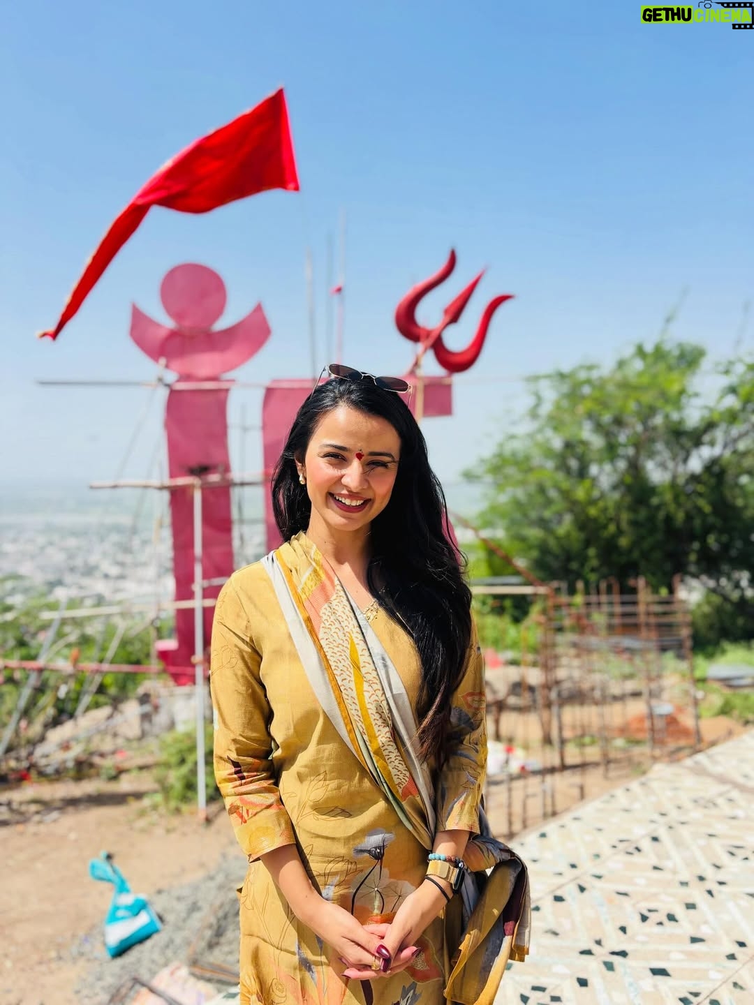 Mahima Makwana - 242.3K Likes - Ticking off my mandatory ritual at chotila temple before kicking off my next. 🎬🙏🏻✨