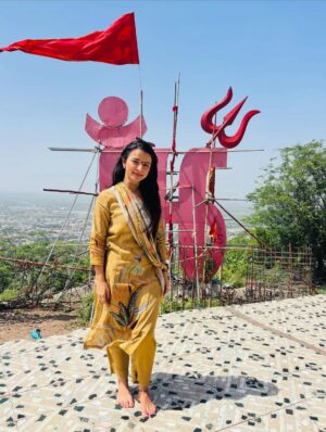 Mahima Makwana Instagram - Ticking off my mandatory ritual at chotila temple before kicking off my next. 🎬🙏🏻✨