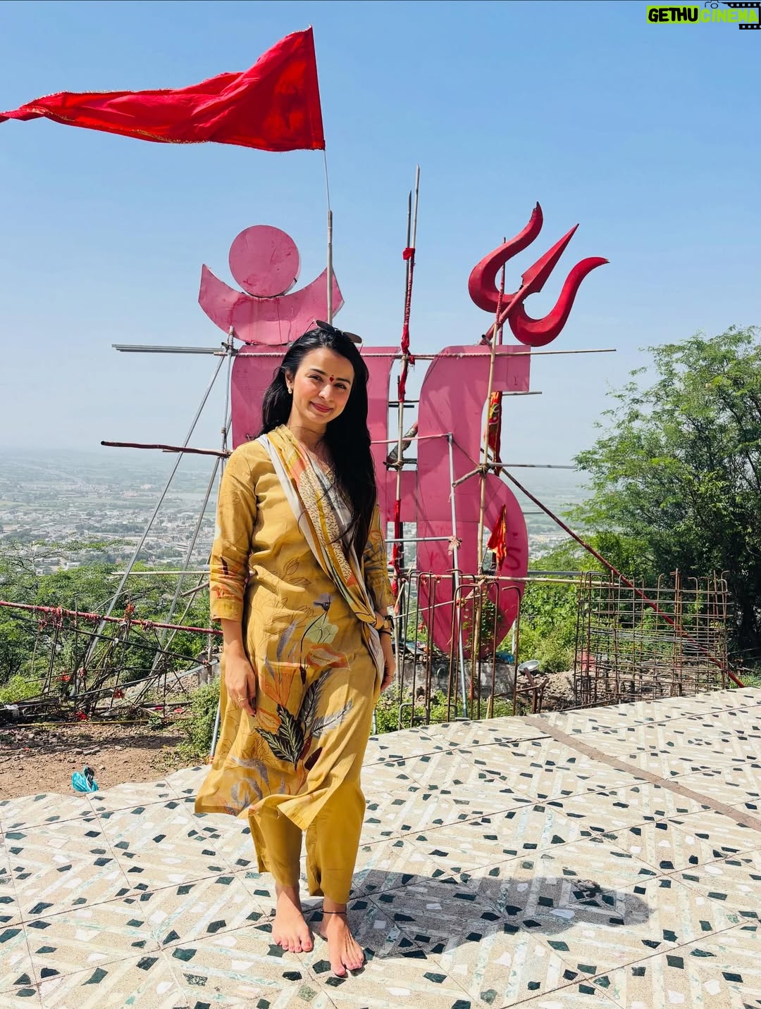 Mahima Makwana - 242.3K Likes - Ticking off my mandatory ritual at chotila temple before kicking off my next. 🎬🙏🏻✨