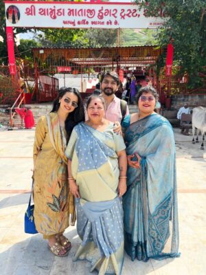 Mahima Makwana Instagram - Ticking off my mandatory ritual at chotila temple before kicking off my next. 🎬🙏🏻✨