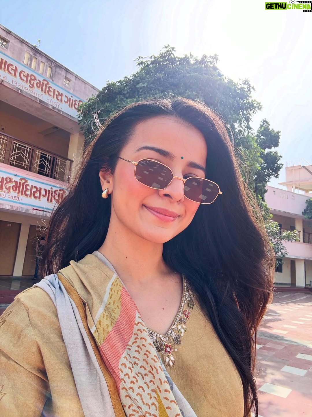 Mahima Makwana - 242.3K Likes - Ticking off my mandatory ritual at chotila temple before kicking off my next. 🎬🙏🏻✨