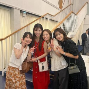 Mai Hakase Instagram - 恋愛リアリティ番組の元祖、あいのりの総合プロデューサー西山さんの古希のお祝いへ🥂🎉今や世界中で人気の恋愛リアリティ番組、あいのりはその恋愛リアリティ番組の先駆けで26年前に放送開始されました🩷西山さんはまさに恋愛リアリティ番組の生みの親ですね✨今はあいの里を作られています☺️そんな西山さんの古希のお祝いにあいのりに参加した歴代のメンバーやスタッフさん達が集結しました🫶西山さんのお人柄ですよね、ものすごい人数🥺🩷
私もあいのり2のバングラデシュ編🇧🇩に出演していたので参加✨一緒に旅した懐かしいスタッフさん達やメンバー、青春時代みていた歴代メンバーの方々にも会えてとても嬉し楽しい時間でした😄
最後の集合写真、ウォーリーを探せ状態です🤣
私どこにいるかわかるかな？🤭

#あいのり#あいのり2
#恋愛リアリティ番組