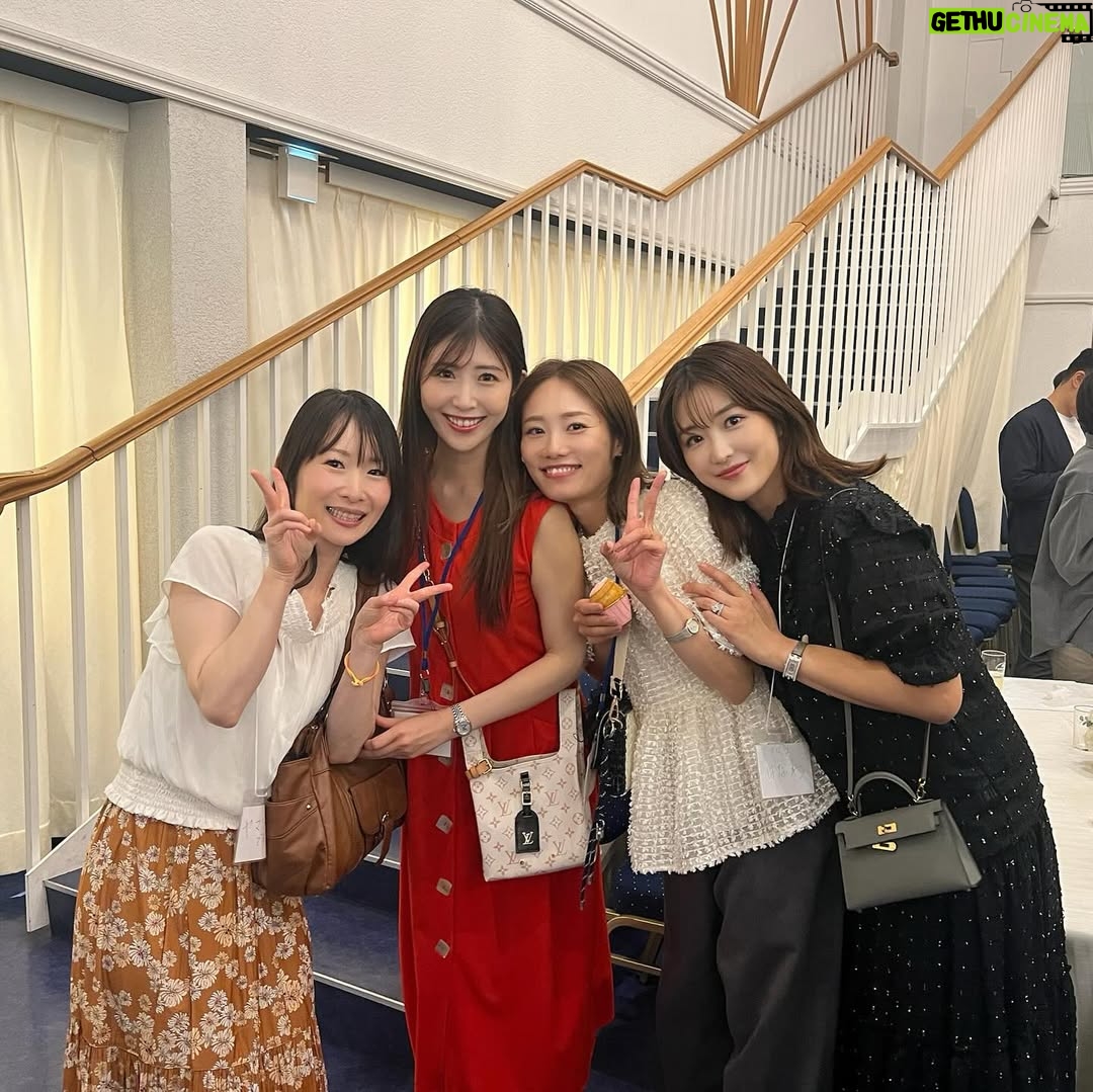 Mai Hakase - 1K Likes - 恋愛リアリティ番組の元祖、あいのりの総合プロデューサー西山さんの古希のお祝いへ🥂🎉今や世界中で人気の恋愛リアリティ番組、あいのりはその恋愛リアリティ番組の先駆けで26年前に放送開始されました🩷西山さんはまさに恋愛リアリティ番組の生みの親ですね✨今はあいの里を作られています☺️そんな西山さんの古希のお祝いにあいのりに参加した歴代のメンバーやスタッフさん達が集結しました🫶西山さんのお人柄ですよね、ものすごい人数🥺🩷
私もあいのり2のバングラデシュ編🇧🇩に出演していたので参加✨一緒に旅した懐かしいスタッフさん達やメンバー、青春時代みていた歴代メンバーの方々にも会えてとても嬉し楽しい時間でした😄
最後の集合写真、ウォーリーを探せ状態です🤣
私どこにいるかわかるかな？🤭

#あいのり#あいのり2
#恋愛リアリティ番組