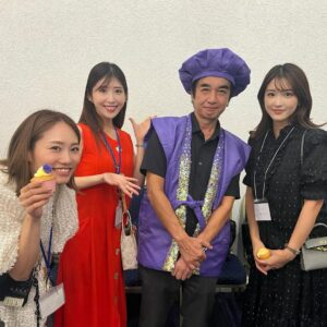 Mai Hakase Instagram - 恋愛リアリティ番組の元祖、あいのりの総合プロデューサー西山さんの古希のお祝いへ🥂🎉今や世界中で人気の恋愛リアリティ番組、あいのりはその恋愛リアリティ番組の先駆けで26年前に放送開始されました🩷西山さんはまさに恋愛リアリティ番組の生みの親ですね✨今はあいの里を作られています☺️そんな西山さんの古希のお祝いにあいのりに参加した歴代のメンバーやスタッフさん達が集結しました🫶西山さんのお人柄ですよね、ものすごい人数🥺🩷
私もあいのり2のバングラデシュ編🇧🇩に出演していたので参加✨一緒に旅した懐かしいスタッフさん達やメンバー、青春時代みていた歴代メンバーの方々にも会えてとても嬉し楽しい時間でした😄
最後の集合写真、ウォーリーを探せ状態です🤣
私どこにいるかわかるかな？🤭

#あいのり#あいのり2
#恋愛リアリティ番組