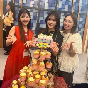Mai Hakase Instagram - 恋愛リアリティ番組の元祖、あいのりの総合プロデューサー西山さんの古希のお祝いへ🥂🎉今や世界中で人気の恋愛リアリティ番組、あいのりはその恋愛リアリティ番組の先駆けで26年前に放送開始されました🩷西山さんはまさに恋愛リアリティ番組の生みの親ですね✨今はあいの里を作られています☺️そんな西山さんの古希のお祝いにあいのりに参加した歴代のメンバーやスタッフさん達が集結しました🫶西山さんのお人柄ですよね、ものすごい人数🥺🩷
私もあいのり2のバングラデシュ編🇧🇩に出演していたので参加✨一緒に旅した懐かしいスタッフさん達やメンバー、青春時代みていた歴代メンバーの方々にも会えてとても嬉し楽しい時間でした😄
最後の集合写真、ウォーリーを探せ状態です🤣
私どこにいるかわかるかな？🤭

#あいのり#あいのり2
#恋愛リアリティ番組