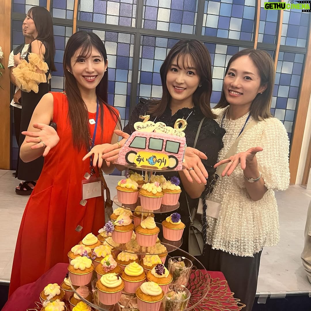 Mai Hakase - 1K Likes - 恋愛リアリティ番組の元祖、あいのりの総合プロデューサー西山さんの古希のお祝いへ🥂🎉今や世界中で人気の恋愛リアリティ番組、あいのりはその恋愛リアリティ番組の先駆けで26年前に放送開始されました🩷西山さんはまさに恋愛リアリティ番組の生みの親ですね✨今はあいの里を作られています☺️そんな西山さんの古希のお祝いにあいのりに参加した歴代のメンバーやスタッフさん達が集結しました🫶西山さんのお人柄ですよね、ものすごい人数🥺🩷
私もあいのり2のバングラデシュ編🇧🇩に出演していたので参加✨一緒に旅した懐かしいスタッフさん達やメンバー、青春時代みていた歴代メンバーの方々にも会えてとても嬉し楽しい時間でした😄
最後の集合写真、ウォーリーを探せ状態です🤣
私どこにいるかわかるかな？🤭

#あいのり#あいのり2
#恋愛リアリティ番組
