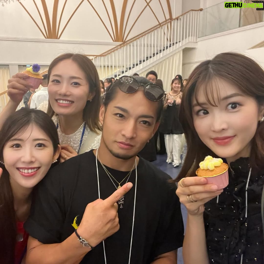 Mai Hakase - 1K Likes - 恋愛リアリティ番組の元祖、あいのりの総合プロデューサー西山さんの古希のお祝いへ🥂🎉今や世界中で人気の恋愛リアリティ番組、あいのりはその恋愛リアリティ番組の先駆けで26年前に放送開始されました🩷西山さんはまさに恋愛リアリティ番組の生みの親ですね✨今はあいの里を作られています☺️そんな西山さんの古希のお祝いにあいのりに参加した歴代のメンバーやスタッフさん達が集結しました🫶西山さんのお人柄ですよね、ものすごい人数🥺🩷
私もあいのり2のバングラデシュ編🇧🇩に出演していたので参加✨一緒に旅した懐かしいスタッフさん達やメンバー、青春時代みていた歴代メンバーの方々にも会えてとても嬉し楽しい時間でした😄
最後の集合写真、ウォーリーを探せ状態です🤣
私どこにいるかわかるかな？🤭

#あいのり#あいのり2
#恋愛リアリティ番組