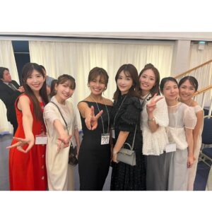 Mai Hakase Instagram - 恋愛リアリティ番組の元祖、あいのりの総合プロデューサー西山さんの古希のお祝いへ🥂🎉今や世界中で人気の恋愛リアリティ番組、あいのりはその恋愛リアリティ番組の先駆けで26年前に放送開始されました🩷西山さんはまさに恋愛リアリティ番組の生みの親ですね✨今はあいの里を作られています☺️そんな西山さんの古希のお祝いにあいのりに参加した歴代のメンバーやスタッフさん達が集結しました🫶西山さんのお人柄ですよね、ものすごい人数🥺🩷
私もあいのり2のバングラデシュ編🇧🇩に出演していたので参加✨一緒に旅した懐かしいスタッフさん達やメンバー、青春時代みていた歴代メンバーの方々にも会えてとても嬉し楽しい時間でした😄
最後の集合写真、ウォーリーを探せ状態です🤣
私どこにいるかわかるかな？🤭

#あいのり#あいのり2
#恋愛リアリティ番組