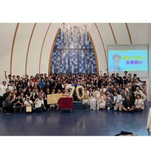 Mai Hakase Instagram - 恋愛リアリティ番組の元祖、あいのりの総合プロデューサー西山さんの古希のお祝いへ🥂🎉今や世界中で人気の恋愛リアリティ番組、あいのりはその恋愛リアリティ番組の先駆けで26年前に放送開始されました🩷西山さんはまさに恋愛リアリティ番組の生みの親ですね✨今はあいの里を作られています☺️そんな西山さんの古希のお祝いにあいのりに参加した歴代のメンバーやスタッフさん達が集結しました🫶西山さんのお人柄ですよね、ものすごい人数🥺🩷
私もあいのり2のバングラデシュ編🇧🇩に出演していたので参加✨一緒に旅した懐かしいスタッフさん達やメンバー、青春時代みていた歴代メンバーの方々にも会えてとても嬉し楽しい時間でした😄
最後の集合写真、ウォーリーを探せ状態です🤣
私どこにいるかわかるかな？🤭

#あいのり#あいのり2
#恋愛リアリティ番組