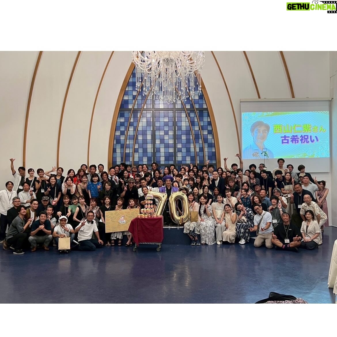 Mai Hakase - 1K Likes - 恋愛リアリティ番組の元祖、あいのりの総合プロデューサー西山さんの古希のお祝いへ🥂🎉今や世界中で人気の恋愛リアリティ番組、あいのりはその恋愛リアリティ番組の先駆けで26年前に放送開始されました🩷西山さんはまさに恋愛リアリティ番組の生みの親ですね✨今はあいの里を作られています☺️そんな西山さんの古希のお祝いにあいのりに参加した歴代のメンバーやスタッフさん達が集結しました🫶西山さんのお人柄ですよね、ものすごい人数🥺🩷
私もあいのり2のバングラデシュ編🇧🇩に出演していたので参加✨一緒に旅した懐かしいスタッフさん達やメンバー、青春時代みていた歴代メンバーの方々にも会えてとても嬉し楽しい時間でした😄
最後の集合写真、ウォーリーを探せ状態です🤣
私どこにいるかわかるかな？🤭

#あいのり#あいのり2
#恋愛リアリティ番組