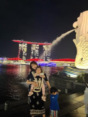Mai Hakase Instagram - Singapore 🇸🇬🩷
ぶれてるしマーライオンの水浴びてるみたいに撮れた写真✌️
コロナ前ぶりのシンガポール❣️
子供できてからは初めて🤩
子供のあそぶところたくさんだし、子供に優しい子供天国すぎる国‼️子供達も毎日楽しく過ごしてます😎

#singapore #マーライオン
#marinabaysand 
#merlion
#子連れシンガポール