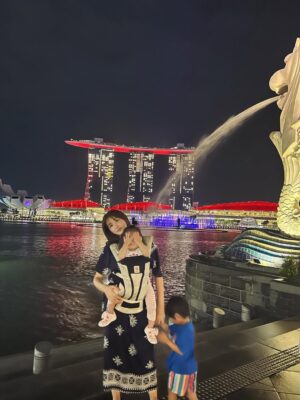 Mai Hakase Instagram - Singapore 🇸🇬🩷
ぶれてるしマーライオンの水浴びてるみたいに撮れた写真✌️
コロナ前ぶりのシンガポール❣️
子供できてからは初めて🤩
子供のあそぶところたくさんだし、子供に優しい子供天国すぎる国‼️子供達も毎日楽しく過ごしてます😎

#singapore #マーライオン
#marinabaysand 
#merlion
#子連れシンガポール