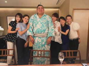 Mai Hakase Instagram - 波濤の定例女子会🍣で大盛り上がりしていたら、、
なんと‼️
横の席に先日横綱に昇進された大の里関がいらっしゃって写真も撮っていただきました😳‼️
192センチということでとーーーっても大きくてびっくりしましたが、気さくだし可愛らしい人で吉瀬さんにデレデレでした🤭🩷（わかるよ、女でもデレデレになるくらい綺麗だし可愛いんです🩷）

集合写真一括AIレタッチかけたら吉瀬さんだけ反応しなかったです😅おそらく顔小さすぎるんです😍
かわりに大の里関がAIレタッチかかっちゃってます😅

#大の里関
#横綱昇進おめでとうございます