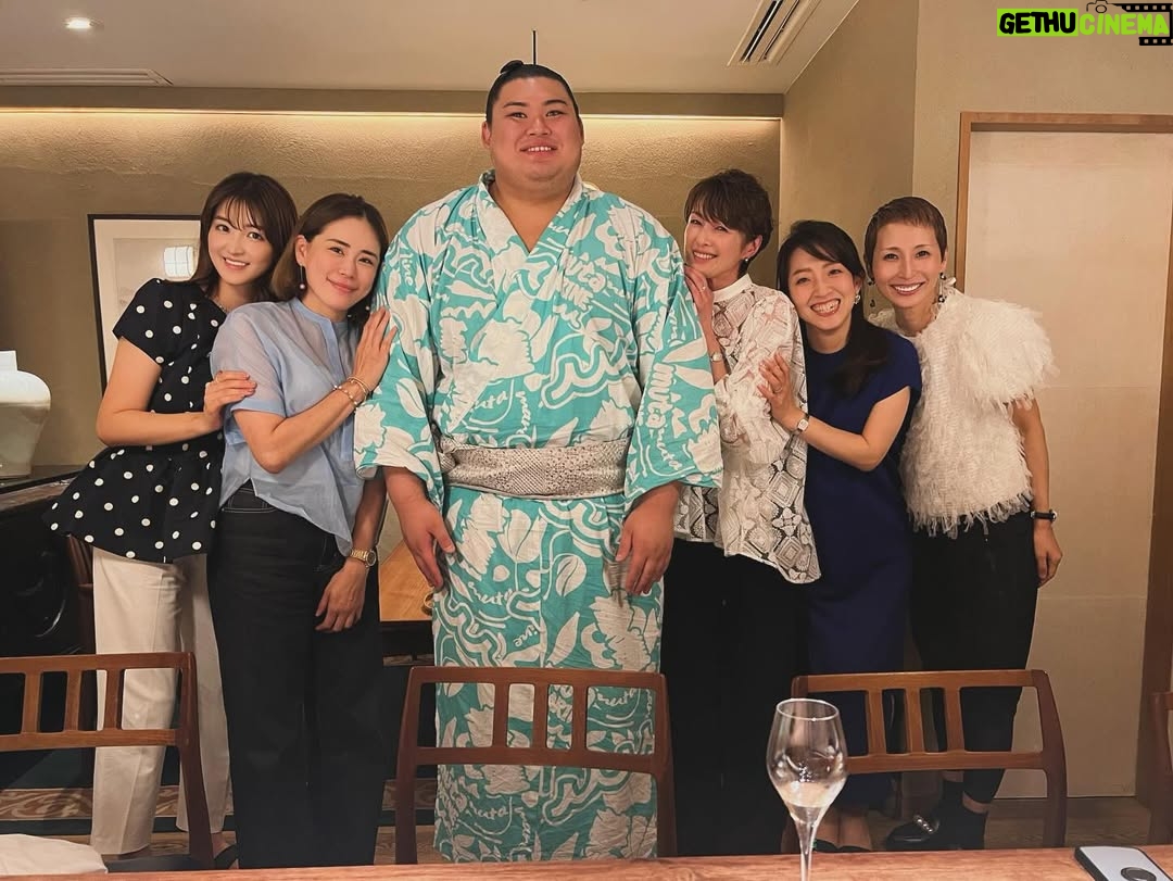 Mai Hakase - 875 Likes - 波濤の定例女子会🍣で大盛り上がりしていたら、、
なんと‼️
横の席に先日横綱に昇進された大の里関がいらっしゃって写真も撮っていただきました😳‼️
192センチということでとーーーっても大きくてびっくりしましたが、気さくだし可愛らしい人で吉瀬さんにデレデレでした🤭🩷（わかるよ、女でもデレデレになるくらい綺麗だし可愛いんです🩷）

集合写真一括AIレタッチかけたら吉瀬さんだけ反応しなかったです😅おそらく顔小さすぎるんです😍
かわりに大の里関がAIレタッチかかっちゃってます😅

#大の里関
#横綱昇進おめでとうございます