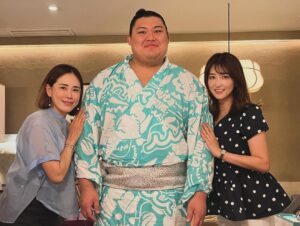Mai Hakase Instagram - 波濤の定例女子会🍣で大盛り上がりしていたら、、
なんと‼️
横の席に先日横綱に昇進された大の里関がいらっしゃって写真も撮っていただきました😳‼️
192センチということでとーーーっても大きくてびっくりしましたが、気さくだし可愛らしい人で吉瀬さんにデレデレでした🤭🩷（わかるよ、女でもデレデレになるくらい綺麗だし可愛いんです🩷）

集合写真一括AIレタッチかけたら吉瀬さんだけ反応しなかったです😅おそらく顔小さすぎるんです😍
かわりに大の里関がAIレタッチかかっちゃってます😅

#大の里関
#横綱昇進おめでとうございます