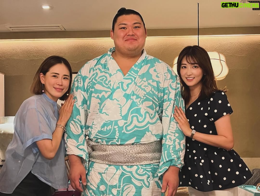 Mai Hakase - 875 Likes - 波濤の定例女子会🍣で大盛り上がりしていたら、、
なんと‼️
横の席に先日横綱に昇進された大の里関がいらっしゃって写真も撮っていただきました😳‼️
192センチということでとーーーっても大きくてびっくりしましたが、気さくだし可愛らしい人で吉瀬さんにデレデレでした🤭🩷（わかるよ、女でもデレデレになるくらい綺麗だし可愛いんです🩷）

集合写真一括AIレタッチかけたら吉瀬さんだけ反応しなかったです😅おそらく顔小さすぎるんです😍
かわりに大の里関がAIレタッチかかっちゃってます😅

#大の里関
#横綱昇進おめでとうございます