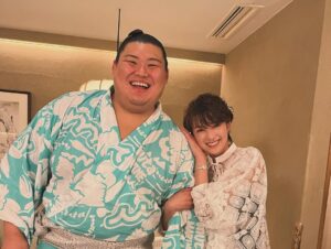 Mai Hakase Instagram - 波濤の定例女子会🍣で大盛り上がりしていたら、、
なんと‼️
横の席に先日横綱に昇進された大の里関がいらっしゃって写真も撮っていただきました😳‼️
192センチということでとーーーっても大きくてびっくりしましたが、気さくだし可愛らしい人で吉瀬さんにデレデレでした🤭🩷（わかるよ、女でもデレデレになるくらい綺麗だし可愛いんです🩷）

集合写真一括AIレタッチかけたら吉瀬さんだけ反応しなかったです😅おそらく顔小さすぎるんです😍
かわりに大の里関がAIレタッチかかっちゃってます😅

#大の里関
#横綱昇進おめでとうございます
