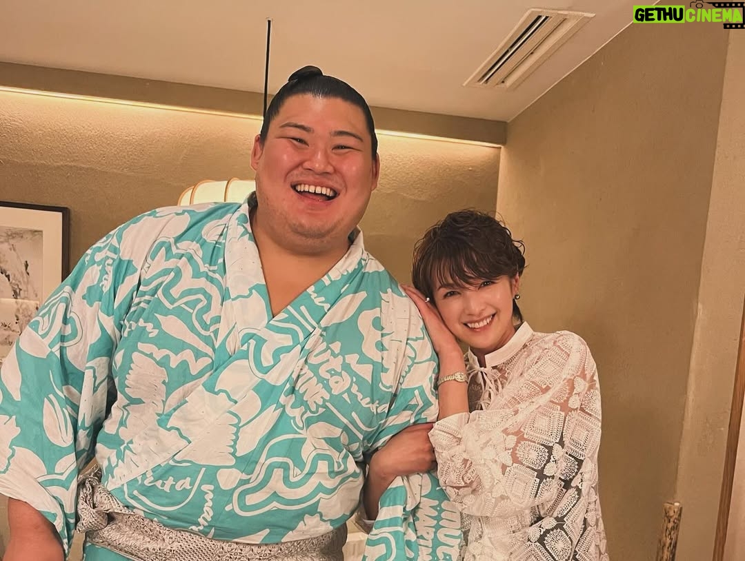 Mai Hakase - 875 Likes - 波濤の定例女子会🍣で大盛り上がりしていたら、、
なんと‼️
横の席に先日横綱に昇進された大の里関がいらっしゃって写真も撮っていただきました😳‼️
192センチということでとーーーっても大きくてびっくりしましたが、気さくだし可愛らしい人で吉瀬さんにデレデレでした🤭🩷（わかるよ、女でもデレデレになるくらい綺麗だし可愛いんです🩷）

集合写真一括AIレタッチかけたら吉瀬さんだけ反応しなかったです😅おそらく顔小さすぎるんです😍
かわりに大の里関がAIレタッチかかっちゃってます😅

#大の里関
#横綱昇進おめでとうございます