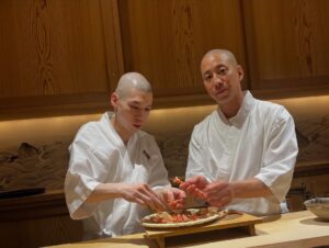 Mai Hakase Instagram - 波濤の定例女子会🍣で大盛り上がりしていたら、、
なんと‼️
横の席に先日横綱に昇進された大の里関がいらっしゃって写真も撮っていただきました😳‼️
192センチということでとーーーっても大きくてびっくりしましたが、気さくだし可愛らしい人で吉瀬さんにデレデレでした🤭🩷（わかるよ、女でもデレデレになるくらい綺麗だし可愛いんです🩷）

集合写真一括AIレタッチかけたら吉瀬さんだけ反応しなかったです😅おそらく顔小さすぎるんです😍
かわりに大の里関がAIレタッチかかっちゃってます😅

#大の里関
#横綱昇進おめでとうございます