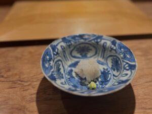 Mai Hakase Instagram - 波濤の定例女子会🍣で大盛り上がりしていたら、、
なんと‼️
横の席に先日横綱に昇進された大の里関がいらっしゃって写真も撮っていただきました😳‼️
192センチということでとーーーっても大きくてびっくりしましたが、気さくだし可愛らしい人で吉瀬さんにデレデレでした🤭🩷（わかるよ、女でもデレデレになるくらい綺麗だし可愛いんです🩷）

集合写真一括AIレタッチかけたら吉瀬さんだけ反応しなかったです😅おそらく顔小さすぎるんです😍
かわりに大の里関がAIレタッチかかっちゃってます😅

#大の里関
#横綱昇進おめでとうございます