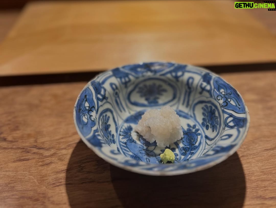 Mai Hakase - 875 Likes - 波濤の定例女子会🍣で大盛り上がりしていたら、、
なんと‼️
横の席に先日横綱に昇進された大の里関がいらっしゃって写真も撮っていただきました😳‼️
192センチということでとーーーっても大きくてびっくりしましたが、気さくだし可愛らしい人で吉瀬さんにデレデレでした🤭🩷（わかるよ、女でもデレデレになるくらい綺麗だし可愛いんです🩷）

集合写真一括AIレタッチかけたら吉瀬さんだけ反応しなかったです😅おそらく顔小さすぎるんです😍
かわりに大の里関がAIレタッチかかっちゃってます😅

#大の里関
#横綱昇進おめでとうございます