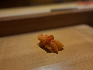 Mai Hakase Instagram - 波濤の定例女子会🍣で大盛り上がりしていたら、、
なんと‼️
横の席に先日横綱に昇進された大の里関がいらっしゃって写真も撮っていただきました😳‼️
192センチということでとーーーっても大きくてびっくりしましたが、気さくだし可愛らしい人で吉瀬さんにデレデレでした🤭🩷（わかるよ、女でもデレデレになるくらい綺麗だし可愛いんです🩷）

集合写真一括AIレタッチかけたら吉瀬さんだけ反応しなかったです😅おそらく顔小さすぎるんです😍
かわりに大の里関がAIレタッチかかっちゃってます😅

#大の里関
#横綱昇進おめでとうございます