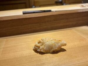 Mai Hakase Instagram - 波濤の定例女子会🍣で大盛り上がりしていたら、、
なんと‼️
横の席に先日横綱に昇進された大の里関がいらっしゃって写真も撮っていただきました😳‼️
192センチということでとーーーっても大きくてびっくりしましたが、気さくだし可愛らしい人で吉瀬さんにデレデレでした🤭🩷（わかるよ、女でもデレデレになるくらい綺麗だし可愛いんです🩷）

集合写真一括AIレタッチかけたら吉瀬さんだけ反応しなかったです😅おそらく顔小さすぎるんです😍
かわりに大の里関がAIレタッチかかっちゃってます😅

#大の里関
#横綱昇進おめでとうございます
