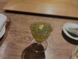 Mai Hakase Instagram - 波濤の定例女子会🍣で大盛り上がりしていたら、、
なんと‼️
横の席に先日横綱に昇進された大の里関がいらっしゃって写真も撮っていただきました😳‼️
192センチということでとーーーっても大きくてびっくりしましたが、気さくだし可愛らしい人で吉瀬さんにデレデレでした🤭🩷（わかるよ、女でもデレデレになるくらい綺麗だし可愛いんです🩷）

集合写真一括AIレタッチかけたら吉瀬さんだけ反応しなかったです😅おそらく顔小さすぎるんです😍
かわりに大の里関がAIレタッチかかっちゃってます😅

#大の里関
#横綱昇進おめでとうございます