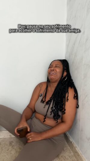 Maíra Azevedo Instagram - Uma pausa pra consolar a amiga… daqui a pouco a gente volta a sofrer. Quem aí se identifica? 🤣