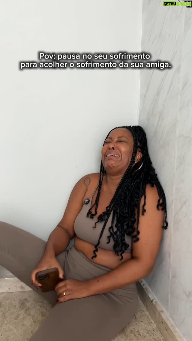 Maíra Azevedo - 103.4K Likes - Uma pausa pra consolar a amiga… daqui a pouco a gente volta a sofrer. Quem aí se identifica? 🤣