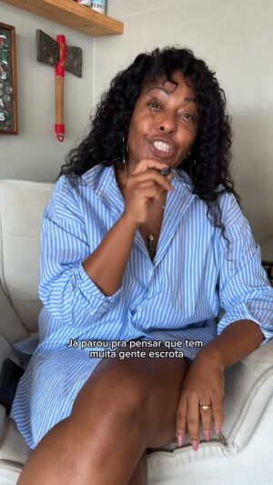Maíra Azevedo Instagram - Eu cresci escutando…quem tem vergonha, não envergonha…mas tenho refletido muito sobre isso! Como nossos silêncios colaboram para que gente escrota se crie e siga multiplicando o seu número de vítimas. É preciso ficar vigilante sobre quem aproveita de sua discrição para seguir sendo ruim com outras pessoas! Já aconteceu com vc algo assim ?