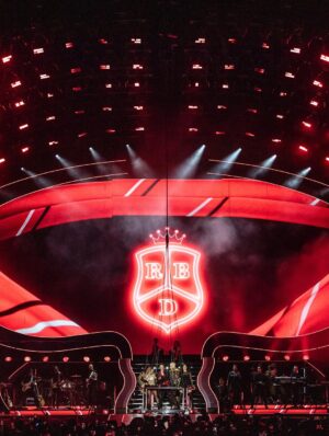 Maite Perroni Instagram - Quién hubiera pensado que RBD tendría un día en el calendario para celebrarlo. Hoy 04 de octubre desde hace 21 años se quedó plasmado en la historia y en nuestros corazones esta celebración, la celebración de una generación que ha hecho que esta historia se siga contando, con sus matices, con sus procesos pero se sigue contando con mucha pasión. Hoy te celebro a ti, a ti que has creído en nosotros, a ti que nos has dado vida todo este tiempo, a ti que sigues apostando por ser el séptimo rebelde, a ti q me has dado tanto y eres parte tan importante en mi vida 🙏🏻 GRACIAS 🙏🏻 Gracias por quedarte y acompañar…  Feliz aniversario Rebeldes !!! ❤️