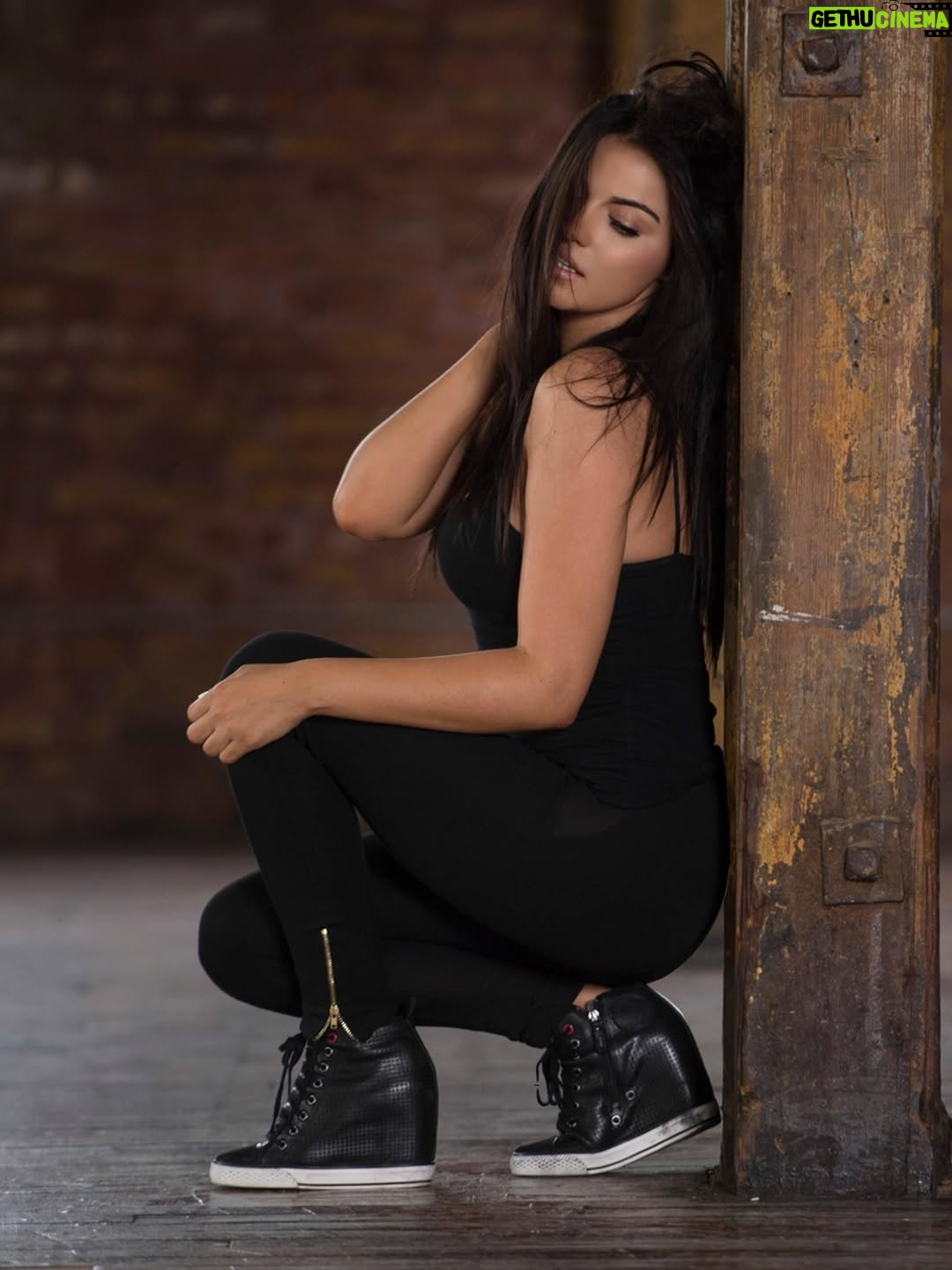 Maite Perroni - 486.9K Likes - En Agosto del 2013, nació Eclipse de Luna, mi primer álbum como solista. Fue el inicio de un camino lleno de sueños, música y mucho trabajo…  quienes me conocen saben que la música llegó a mi vida como sorpresa y que el destino me hizo comprometerme con hacerlo lo mejor posible, yo nunca me sentí cantante y poco creía en mi capacidad para hacerlo, pero la vida tenía preparada esta historia para mí. Cuando hice este disco me mudé a vivir a NY, tome clases, me preparé y creí en mi… qué diferente es todo cuando apuestas por algo que amas y crees en eso, sin importar lo que opinen los demás! en realidad solo importa lo que opines tú y desde ese lugar encuentras la fuerza para materializar tus más grandes sueños. Esto lo digo para ti que me lees, cree en ti y verás la diferencia. Después de 12 años de este álbum me sigo sintiendo orgullosa de todo lo que logramos ese tiempo con mi música GRACIAS A UDS MIS PERRONITOS que nunca han soltado mi mano y juntos hemos logrado cosas increíbles. Hoy Uds son los que han hecho que mi música como solista tenga más de 1 BILLÓN de reproducciones en las plataformas, Uds la han hecho eterna y han hecho que mis canciones y música sigan existiendo después de 6 años de haber sacado mi último sencillo ( Roma , de mis favoritos hasta hoy ). Cada escucha en Spotify, cada reproducción en YouTube y cada recuerdo que comparten lo han hecho seguir viviendo. Gracias por darle sentido y significado a cada canción. Éstas son algunas de las fotos que teníamos como opción para la portada del álbum… las tomo mi querido @chinolemus que desde entonces es parte de mi historia (Te quiero CHINITO). ¿Cuál de éstas fotos les hubiera gustado como portada familia? Vean hasta la última por si no se acuerdan cuál fue la que se eligió para la portada del álbum. Gracias a los que estan, a los que si son y a los que apenas llegan, tambn gracias a los q se van para darle espacio a lo verdadero. Los amo siempre !!! Lo digo con mi corazón en la mano para ti que eres parte de mi.