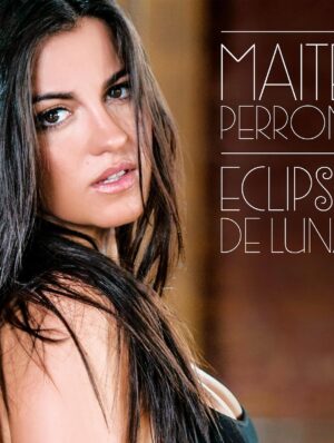 Maite Perroni Instagram - En Agosto del 2013, nació Eclipse de Luna, mi primer álbum como solista. Fue el inicio de un camino lleno de sueños, música y mucho trabajo…  quienes me conocen saben que la música llegó a mi vida como sorpresa y que el destino me hizo comprometerme con hacerlo lo mejor posible, yo nunca me sentí cantante y poco creía en mi capacidad para hacerlo, pero la vida tenía preparada esta historia para mí. Cuando hice este disco me mudé a vivir a NY, tome clases, me preparé y creí en mi… qué diferente es todo cuando apuestas por algo que amas y crees en eso, sin importar lo que opinen los demás! en realidad solo importa lo que opines tú y desde ese lugar encuentras la fuerza para materializar tus más grandes sueños. Esto lo digo para ti que me lees, cree en ti y verás la diferencia. Después de 12 años de este álbum me sigo sintiendo orgullosa de todo lo que logramos ese tiempo con mi música GRACIAS A UDS MIS PERRONITOS que nunca han soltado mi mano y juntos hemos logrado cosas increíbles. Hoy Uds son los que han hecho que mi música como solista tenga más de 1 BILLÓN de reproducciones en las plataformas, Uds la han hecho eterna y han hecho que mis canciones y música sigan existiendo después de 6 años de haber sacado mi último sencillo ( Roma , de mis favoritos hasta hoy ). Cada escucha en Spotify, cada reproducción en YouTube y cada recuerdo que comparten lo han hecho seguir viviendo. Gracias por darle sentido y significado a cada canción. Éstas son algunas de las fotos que teníamos como opción para la portada del álbum… las tomo mi querido @chinolemus que desde entonces es parte de mi historia (Te quiero CHINITO). ¿Cuál de éstas fotos les hubiera gustado como portada familia? Vean hasta la última por si no se acuerdan cuál fue la que se eligió para la portada del álbum. Gracias a los que estan, a los que si son y a los que apenas llegan, tambn gracias a los q se van para darle espacio a lo verdadero. Los amo siempre !!! Lo digo con mi corazón en la mano para ti que eres parte de mi.