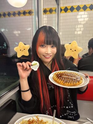 Maki Itoh Instagram - I went to Waffle House for the first time to see a fight but nothing happened 👎
