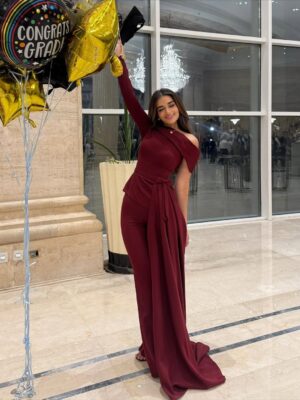 Malak Ahmed Zaher Instagram - OUTTTTT and with honors babyyyy!!!!!! 🎓❤️‍🔥💫🌟✨

So grateful to have achieved this milestone alongside my baby sister 🤍✨ what a journey it’s been! 👩🏻‍🎓👭🌟 

Suit @byfarahbarbary 
Makeup @makeupby_mirnagirgiss 
Hair @ebram_girgs