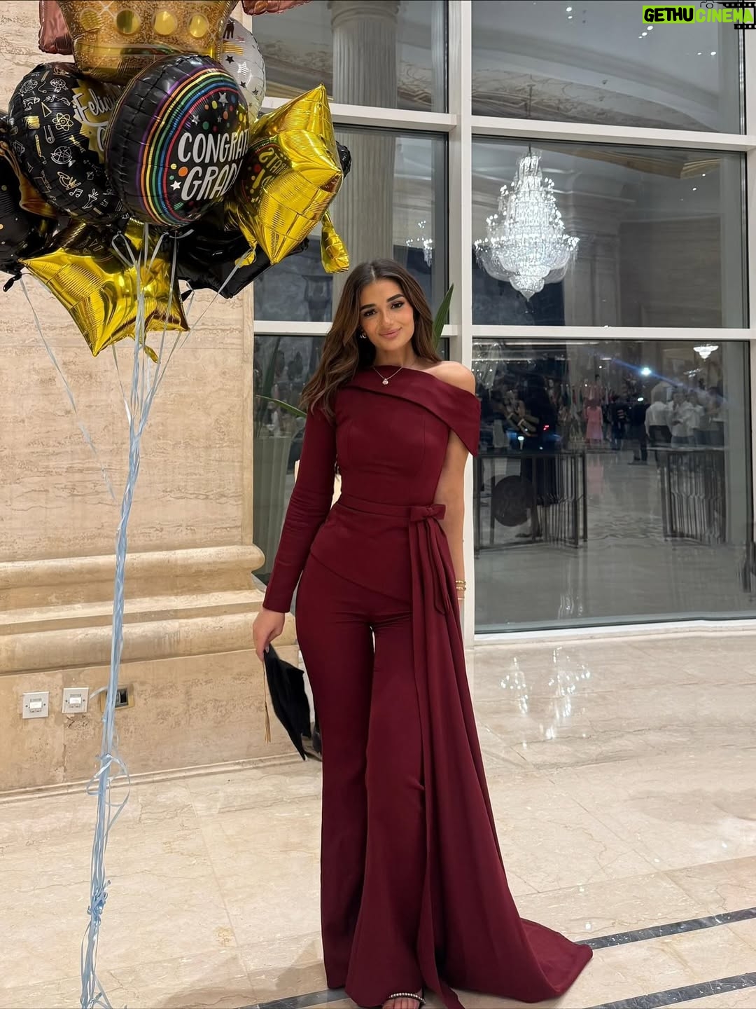 Malak Ahmed Zaher - 496K Likes - OUTTTTT and with honors babyyyy!!!!!! 🎓❤️‍🔥💫🌟✨

So grateful to have achieved this milestone alongside my baby sister 🤍✨ what a journey it’s been! 👩🏻‍🎓👭🌟 

Suit @byfarahbarbary 
Makeup @makeupby_mirnagirgiss 
Hair @ebram_girgs