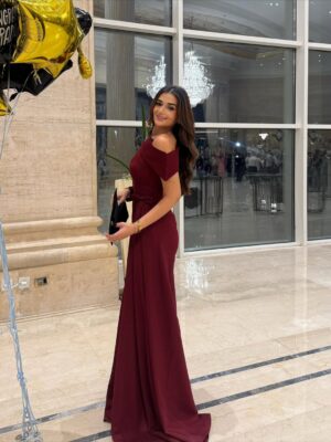 Malak Ahmed Zaher Instagram - OUTTTTT and with honors babyyyy!!!!!! 🎓❤️‍🔥💫🌟✨

So grateful to have achieved this milestone alongside my baby sister 🤍✨ what a journey it’s been! 👩🏻‍🎓👭🌟 

Suit @byfarahbarbary 
Makeup @makeupby_mirnagirgiss 
Hair @ebram_girgs