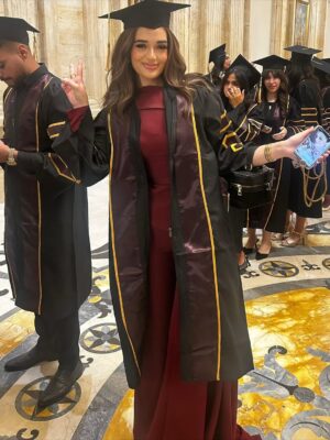 Malak Ahmed Zaher Instagram - OUTTTTT and with honors babyyyy!!!!!! 🎓❤️‍🔥💫🌟✨

So grateful to have achieved this milestone alongside my baby sister 🤍✨ what a journey it’s been! 👩🏻‍🎓👭🌟 

Suit @byfarahbarbary 
Makeup @makeupby_mirnagirgiss 
Hair @ebram_girgs