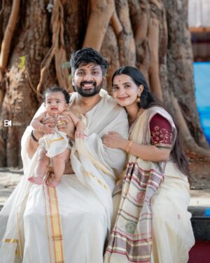 Malavika Krishnadas Instagram - ഗുൽസൂന്റെ ചോറൂണ് 😘🧿❤️
.
.

PC : @bhavinesh_bharathan 🎥
Gulsu’s Dress & Blouse : @vasudevan.arun ❤️

#choroonu #gulsu #Rutvi