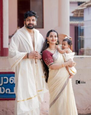 Malavika Krishnadas Instagram - ഗുൽസൂന്റെ ചോറൂണ് 😘🧿❤️
.
.

PC : @bhavinesh_bharathan 🎥
Gulsu’s Dress & Blouse : @vasudevan.arun ❤️

#choroonu #gulsu #Rutvi