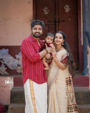 Malavika Krishnadas Instagram - ഗുൽസൂന്റെ ചോറൂണ് 😘🧿❤️
.
.

PC : @bhavinesh_bharathan 🎥
Gulsu’s Dress & Blouse : @vasudevan.arun ❤️

#choroonu #gulsu #Rutvi