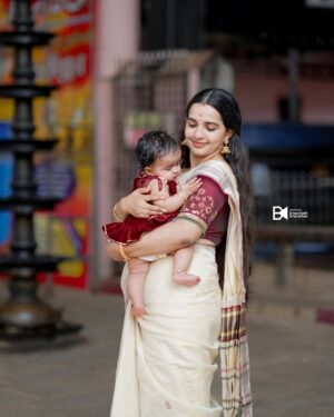 Malavika Krishnadas Instagram - ഗുൽസൂന്റെ ചോറൂണ് 😘🧿❤️
.
.

PC : @bhavinesh_bharathan 🎥
Gulsu’s Dress & Blouse : @vasudevan.arun ❤️

#choroonu #gulsu #Rutvi
