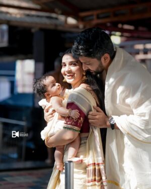 Malavika Krishnadas Instagram - ഗുൽസൂന്റെ ചോറൂണ് 😘🧿❤️
.
.

PC : @bhavinesh_bharathan 🎥
Gulsu’s Dress & Blouse : @vasudevan.arun ❤️

#choroonu #gulsu #Rutvi