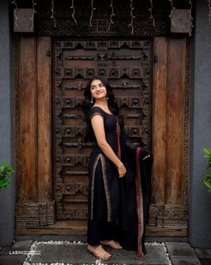 Malavika Manoj Instagram - 🍃 
.
.
.
.
.
.
.
@labin_shn 📸
@tarambymyriti 👗