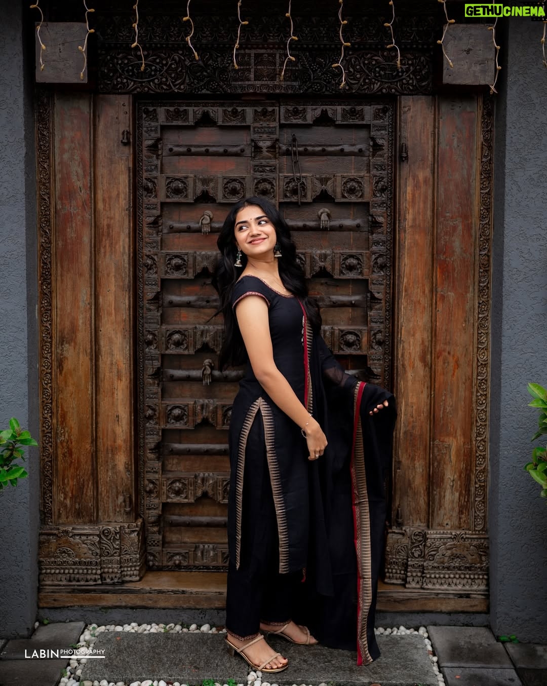 Malavika Manoj - 513.2K Likes - 🍃 
.
.
.
.
.
.
.
@labin_shn 📸
@tarambymyriti 👗