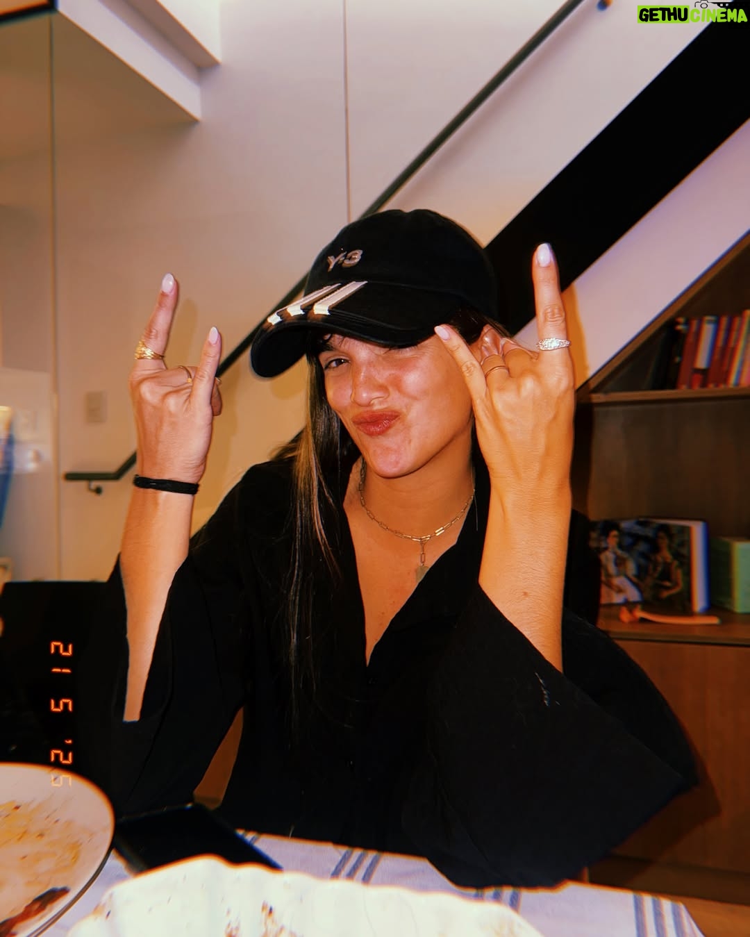 Malena Ratner - 74.6K Likes - Hoy se vive de prepo y se duerme apurao’