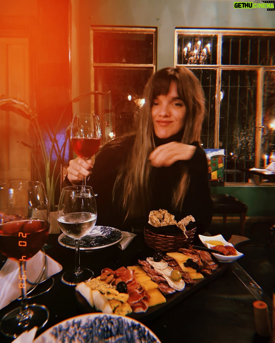 Malena Ratner - 74.6K Likes - Hoy se vive de prepo y se duerme apurao’